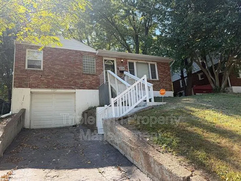 3 bed, 1.0 bath, 936 sqft, $1,450 — Photo 2