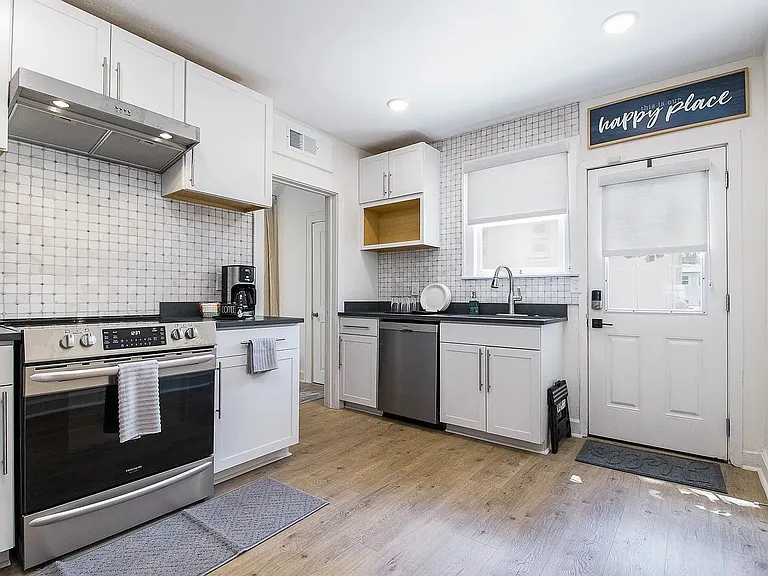 919 SW 6th Ave — Photo 8