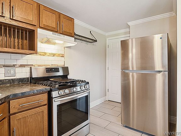 4th image of 1689 Orchard Park Rd