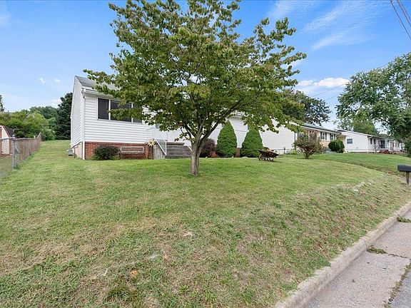 2nd image of 1310 Lyle Ave