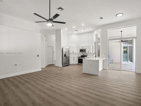 5th image of 2611 Oakbrook Ln
