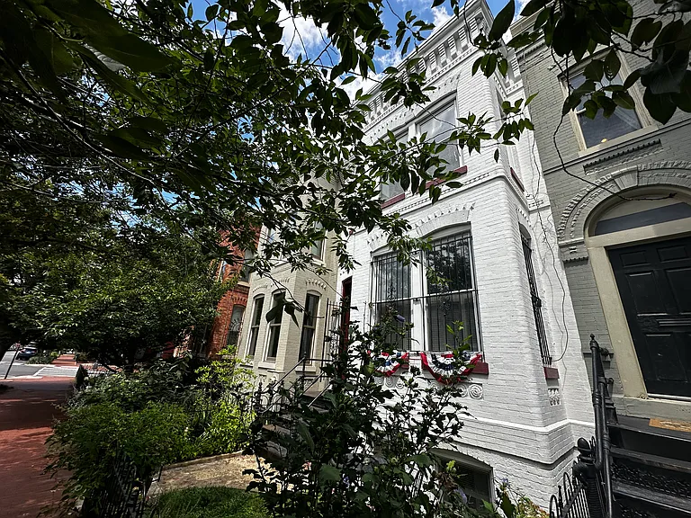 306 E St NE — Photo 2