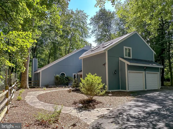 10409 Deerfoot Dr, Great Falls, VA 22066