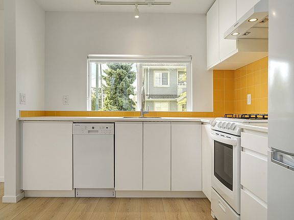 3rd image of 849 Maple St #1