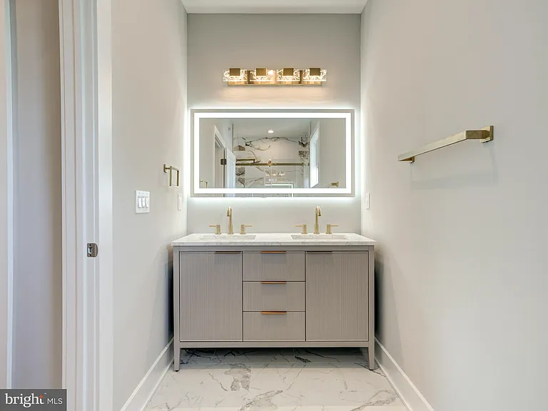 1933 N Leithgow St #35-1 — Photo 32