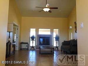 Living Room w/gas log Fireplace