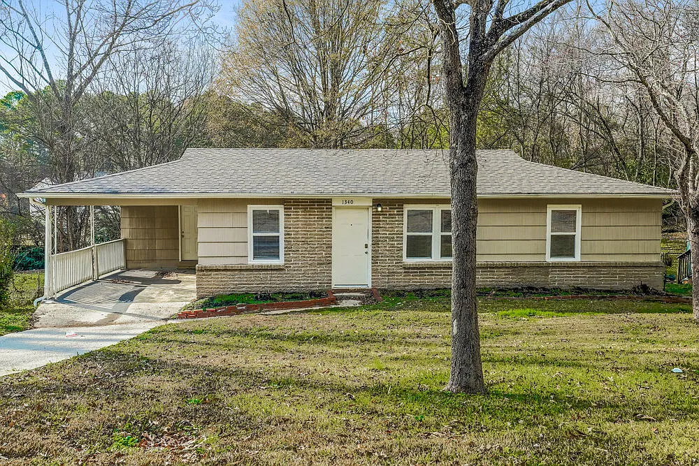 3 bed, 1.0 bath, 1076 sqft, $1,470 — Photo 1