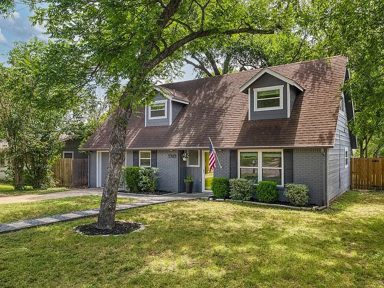 3303 S Oak Dr — Photo 2