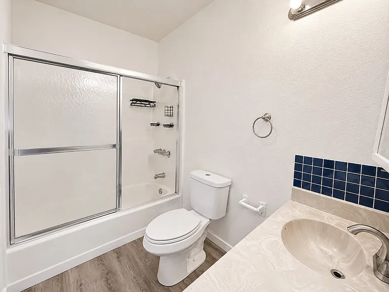 5915 Woodman Ave #204 — Photo 7