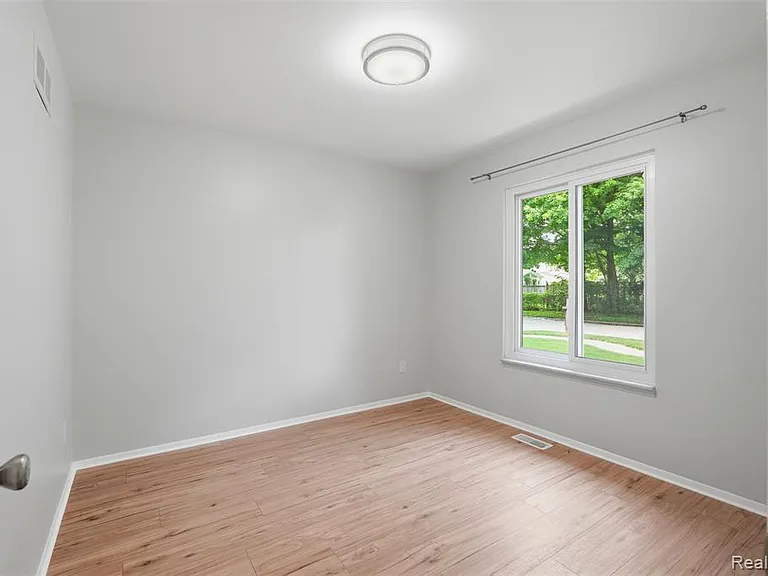 1880 Welling Dr — Photo 5