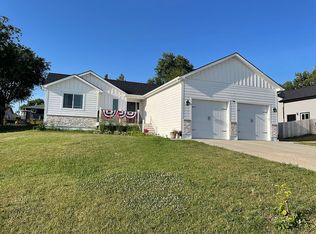 211 7th Ave NE, Watford City, ND 58854