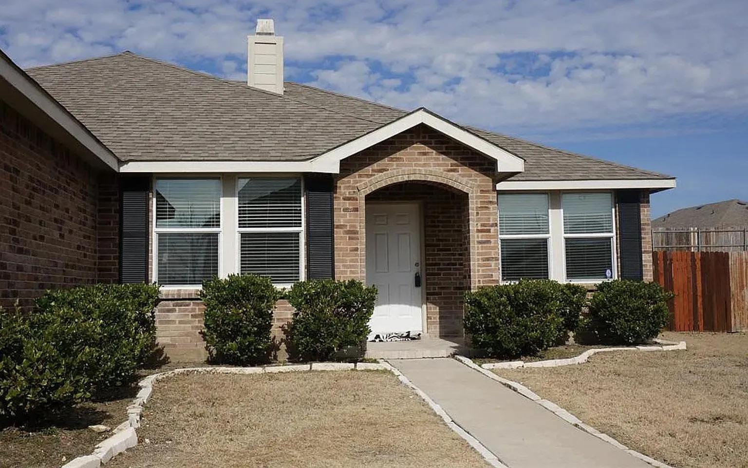 4 bed, 1972 sqft, $2,200 — Photo 2