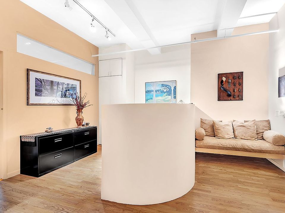 1st image of 14 E 4th St Room 506