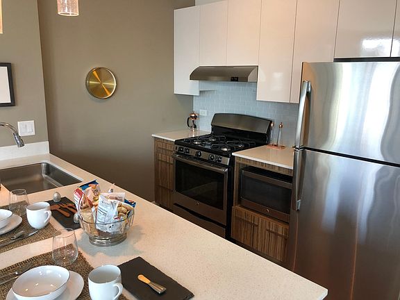 3rd image of 404 N Orleans St #1608