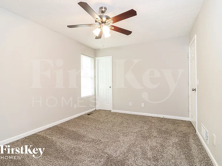 1074 Bridle Creek Dr — Photo 8
