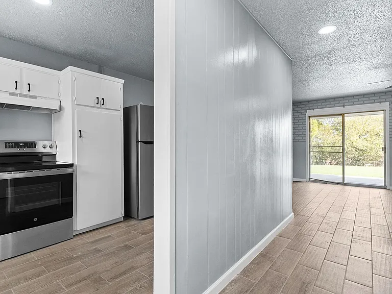1405 Hillside St — Photo 5