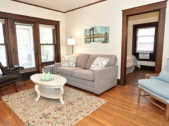 3rd image of 3619 Wyandotte St APT 2N
