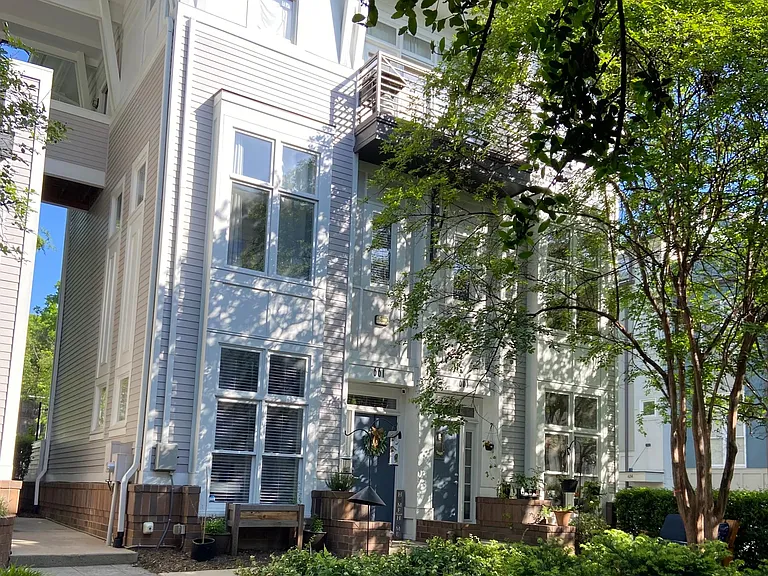 661 N Alexander St — Photo 24