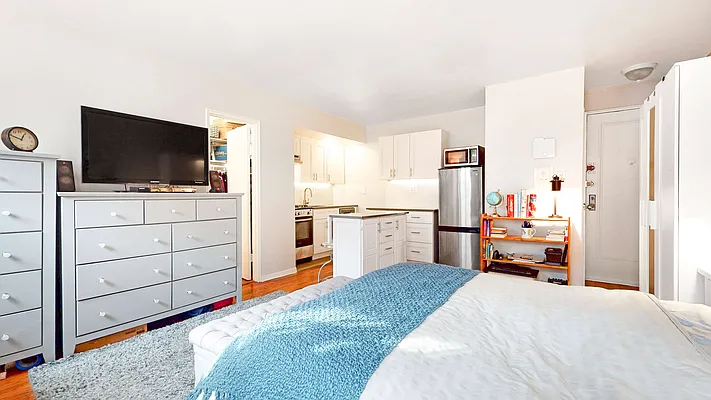 Sold by Bizzarro Agency | media 6