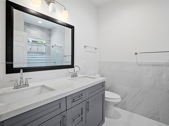 3rd image of 711 N L St #1