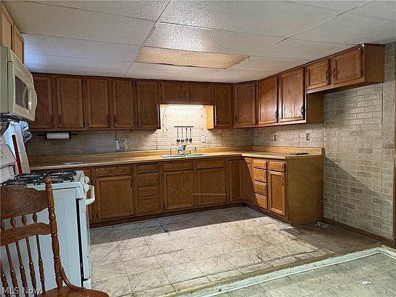 5th image of 35 Center St