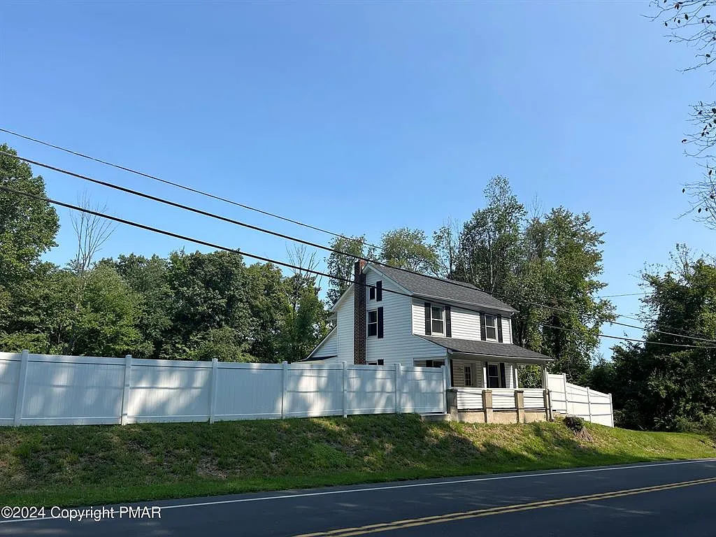 4 bed, 2.0 bath, 2300 sqft, $3,000 — Photo 1