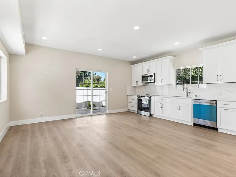 21233 Lopez St — Photo 5