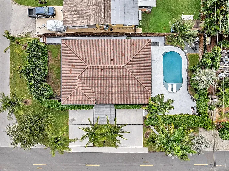 1740 Poinsettia Dr — Photo 41