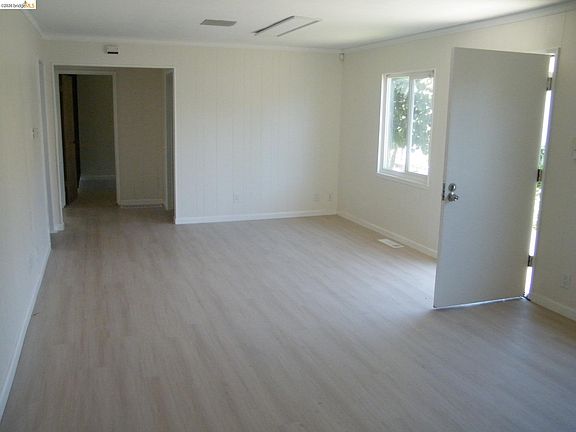 4th image of 2275 Washington Ave