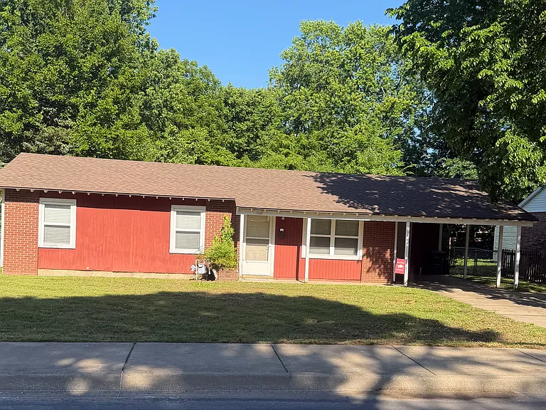 1560 N Oakland Ave — Photo 1
