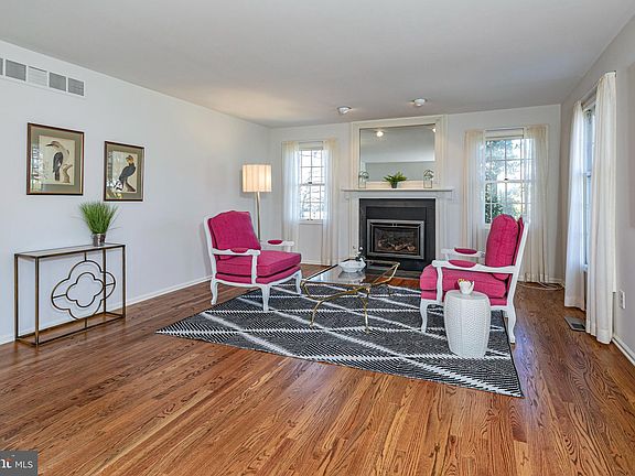 4th image of 10 Garnet Ln