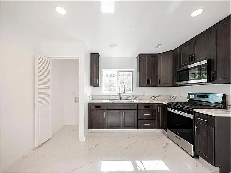 14825 Cohasset St — Photo 2