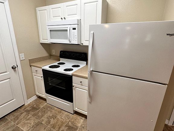3rd image of 1600 Villa Capri Cir APT 313