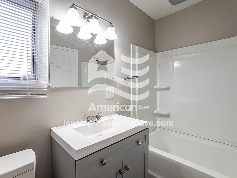 763449_008_wm_-_main_bathroom_13364657.jpg