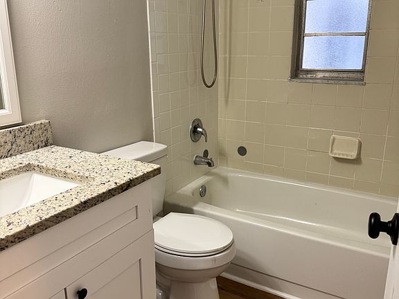 4th image of 224 SE 16th Pl APT 2