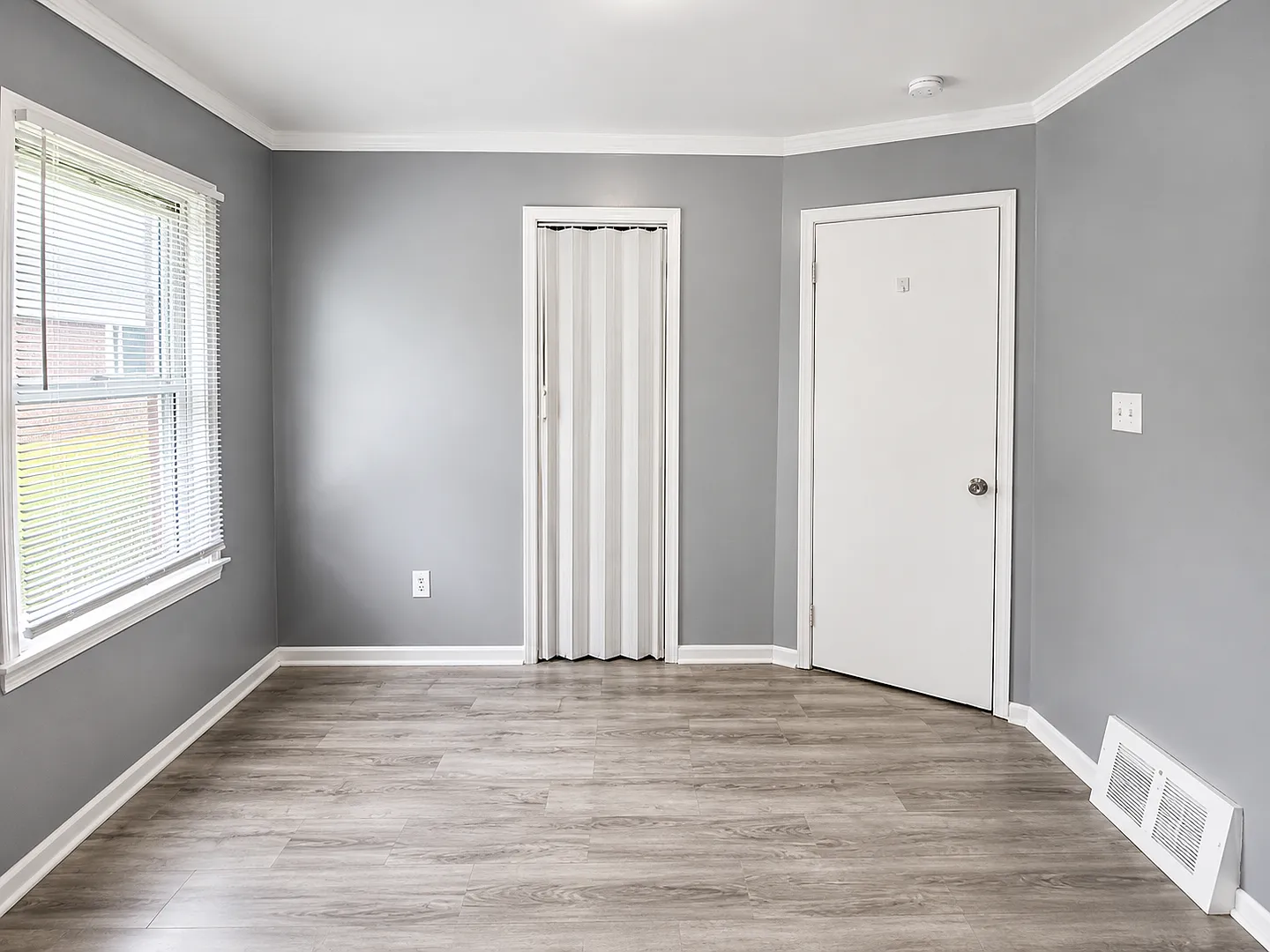 3 bed, 1.0 bath, 1100 sqft, $1,300 — Photo 4