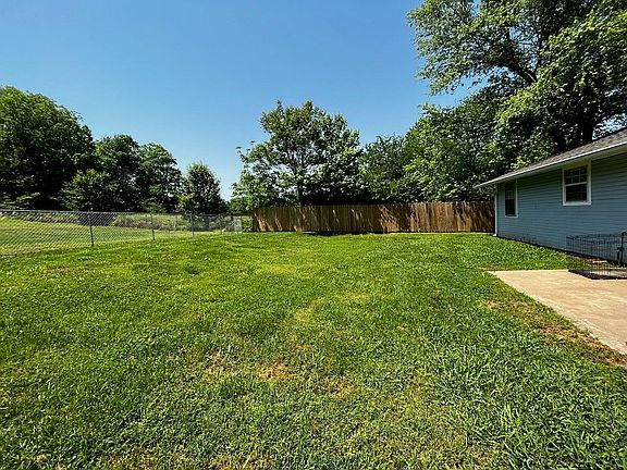 4th image of 1050 W Garland St