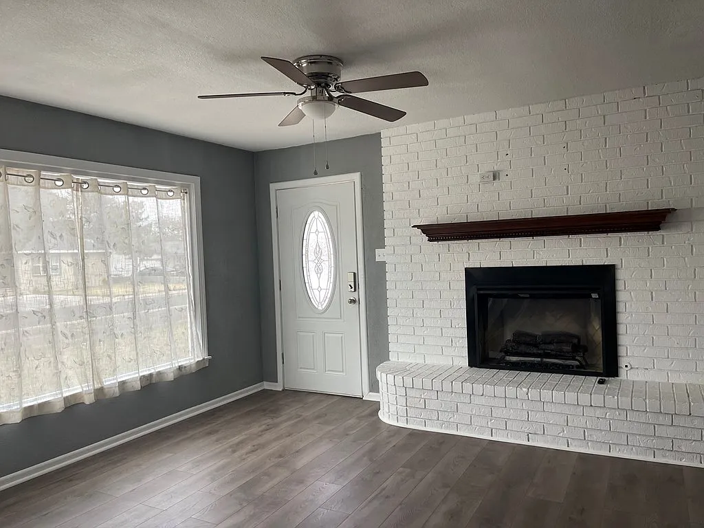3 bed, 2.0 bath, 1495 sqft, $2,000 — Photo 2