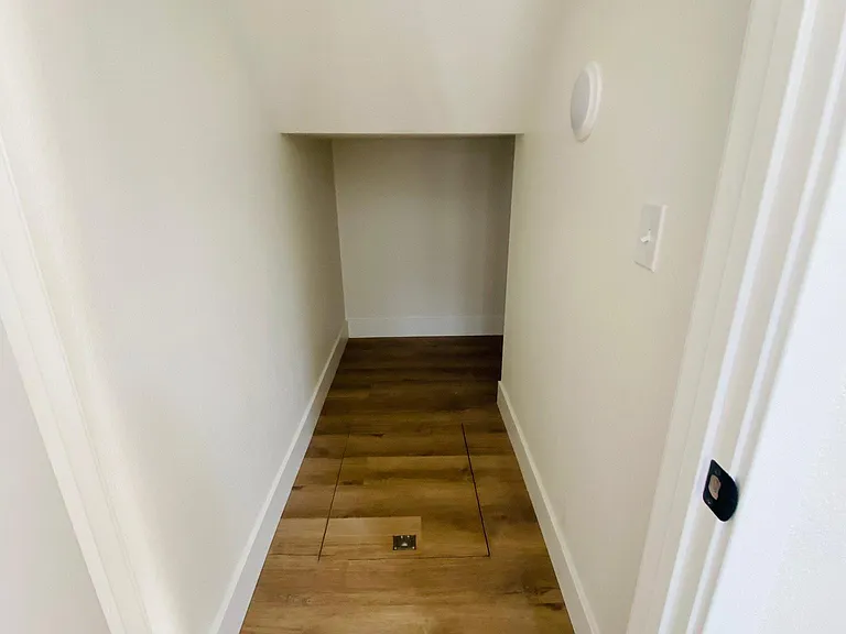 Storage area (Main floor)