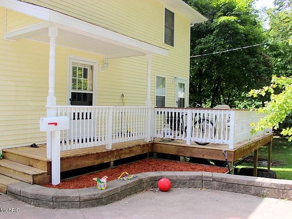 5th image of 76 Oak St