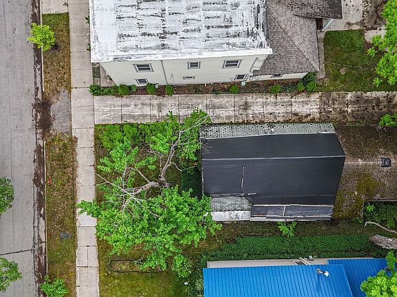 3rd image of 812 Webster St