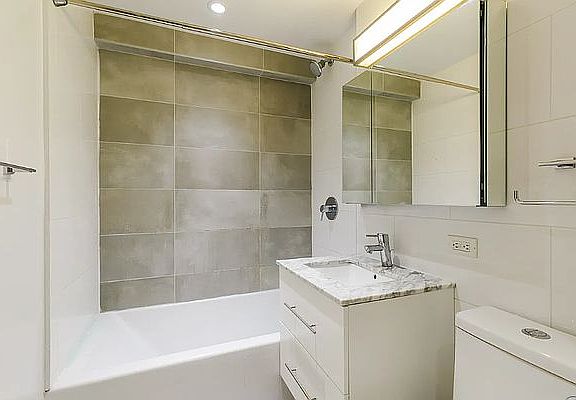 4th image of 230 E 44th St APT 2D