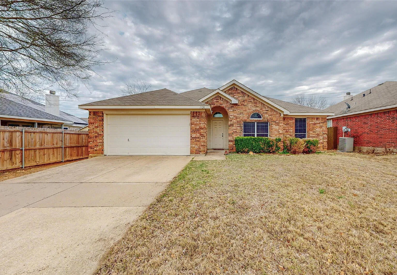 3 bed, 2.0 bath, 1638 sqft, $2,300 — Photo 2