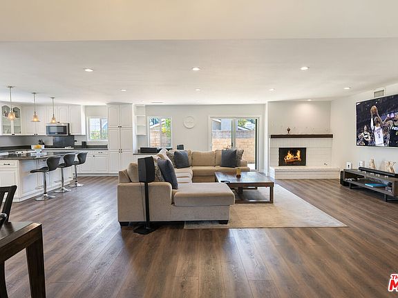 3rd image of 7724 N Justin Ct