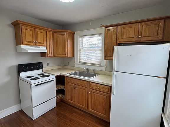 4th image of 102 W Franklin St #3