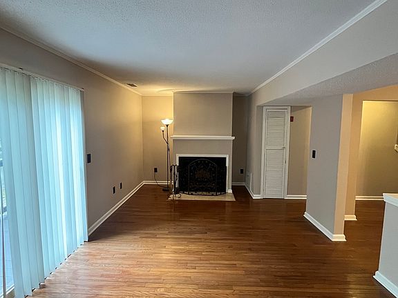 3rd image of 25 Padanaram Rd APT 14