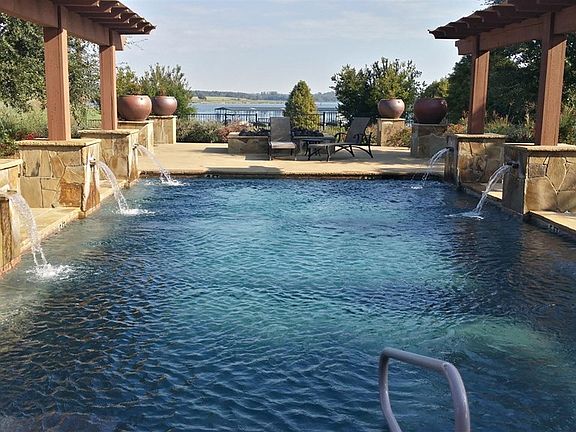 3rd image of 165 Lago Vista Dr
