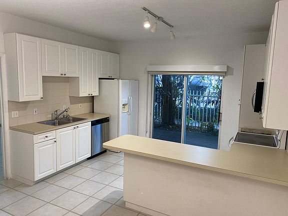 3rd image of 911 Hillcrest Ct APT 122