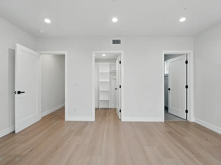 8236 1/2 Blackburn Ave — Photo 28