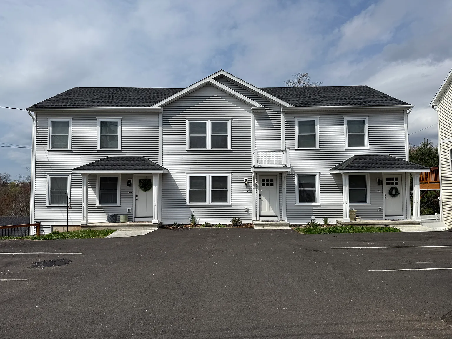 3 bed, 2.5 bath, 1700 sqft, $3,000 — Photo 1